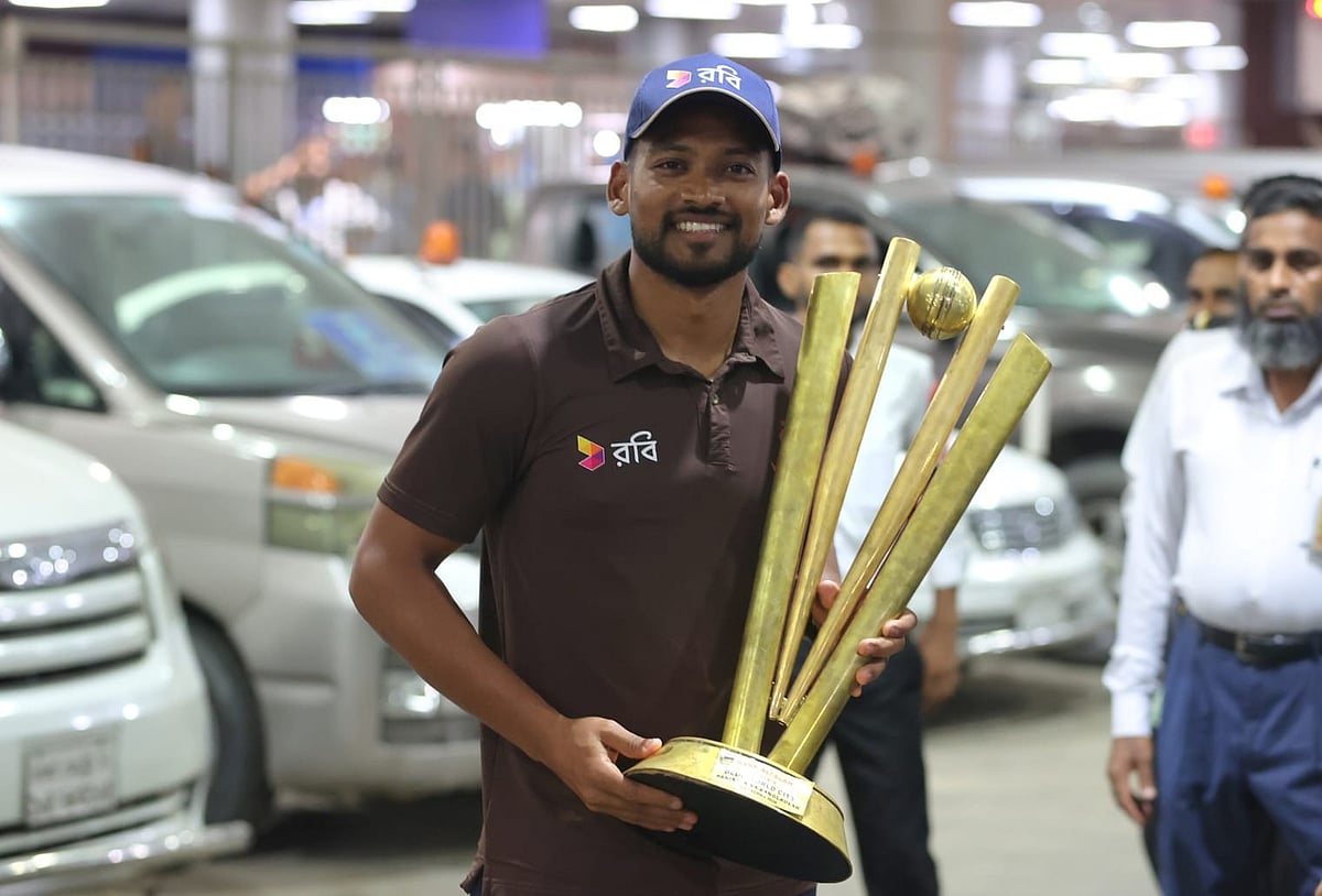 এই ট্রফিটা নিয়ে রাতে ঘুমিয়েছেন। সেটি হাতে নিয়েই বিমান থেকে নামলেন অধিনায়ক নাজমুল হোসেন